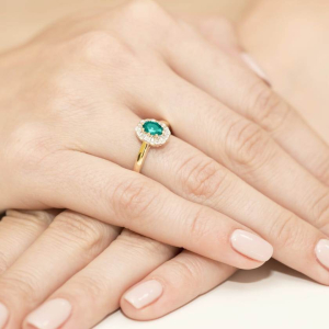 Pierścionek na zaręczyny ze Szmaragdem 0,40ct i Brylantami ze złota próby 585. W-0304SZM